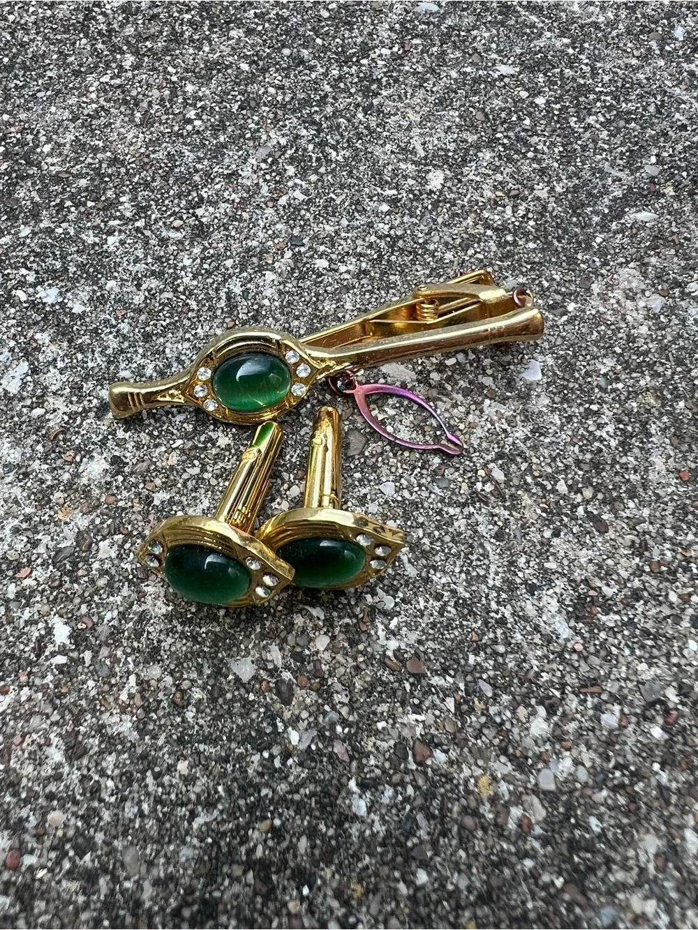 👗Gold Tie Clip and Cufflink Set with Green Cabochon Accents